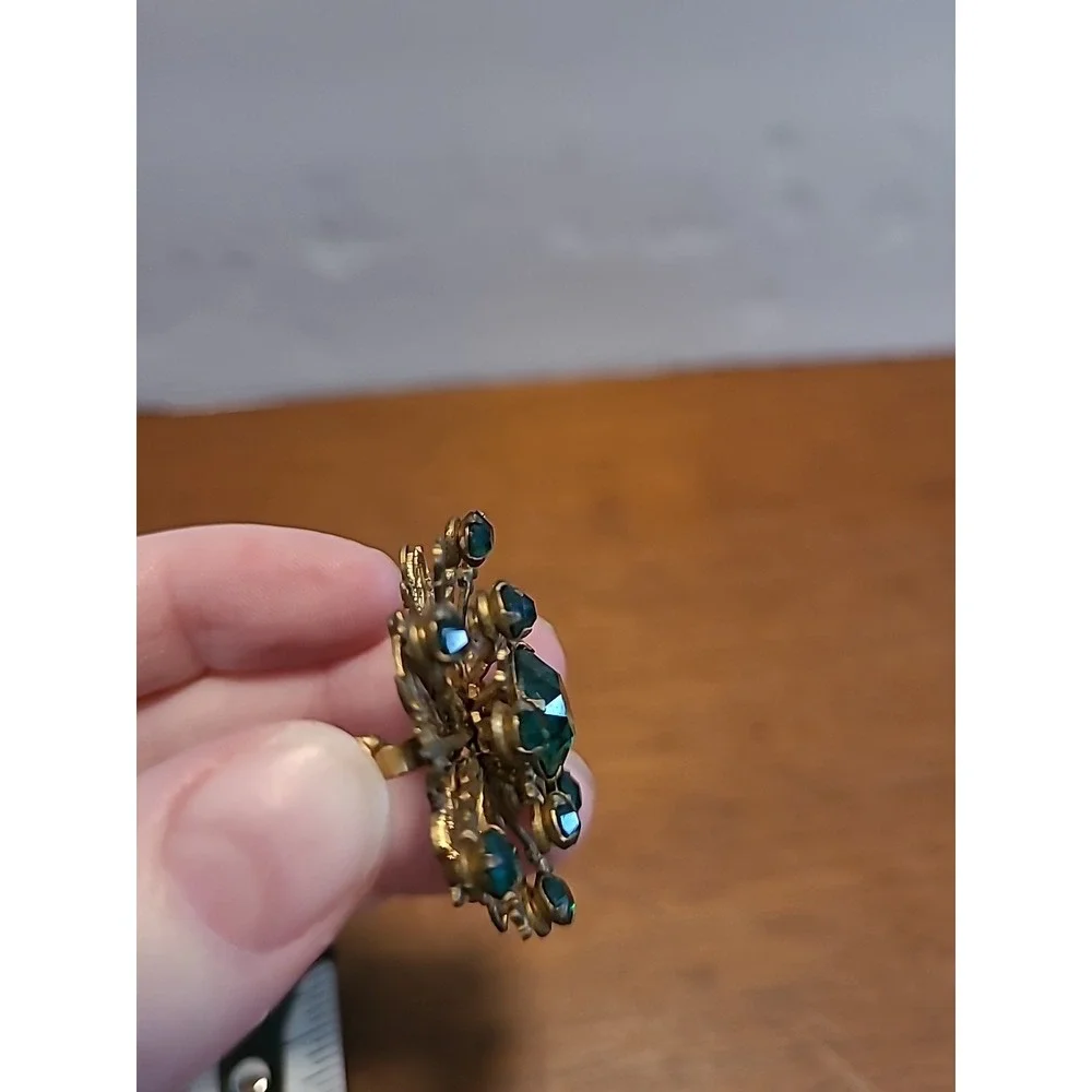 Vintage Gold Tone And‎ Emerald Star Burst Brooch 1.5